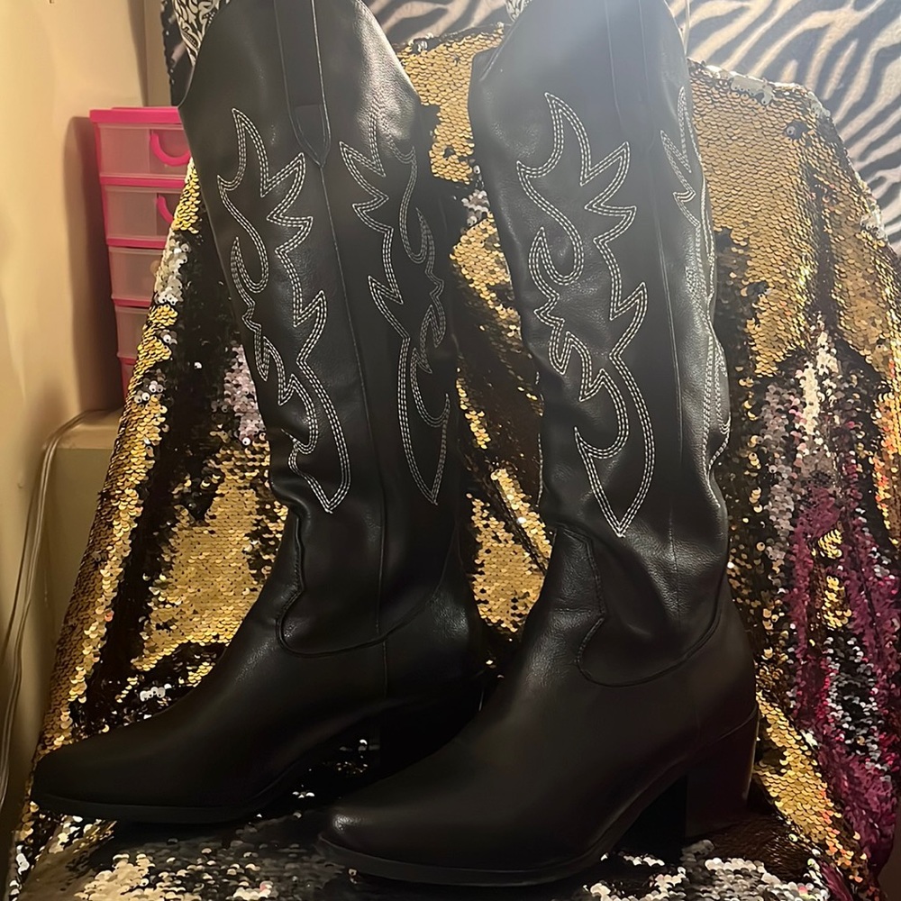 Black with white detailing cowgirl boots